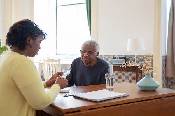 Accompagnement bienveillant d'une personne âgée à domicile