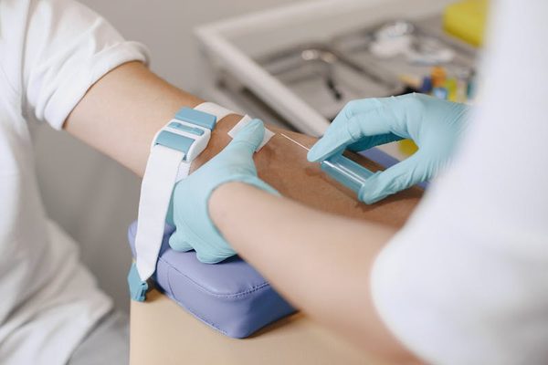 Infirmière réalisant une prise de sang sur un patient